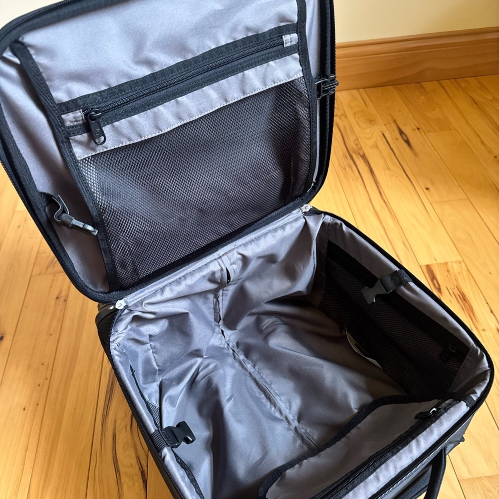 Victorinox Avolve 2.0 15” Carry On Overnight Spinner Suitcase - Picture 8 of 14